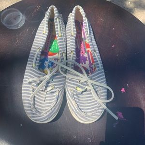 Size 8 slip on boat shoes. Fit more like 7.5